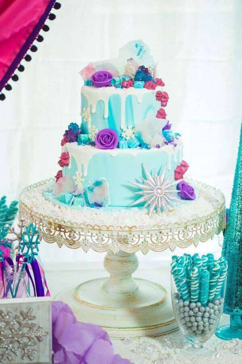 7. Escolha o modelo de bolo da Frozen que mais tenha a ver com o estilo da sua festa – Foto: Yelp