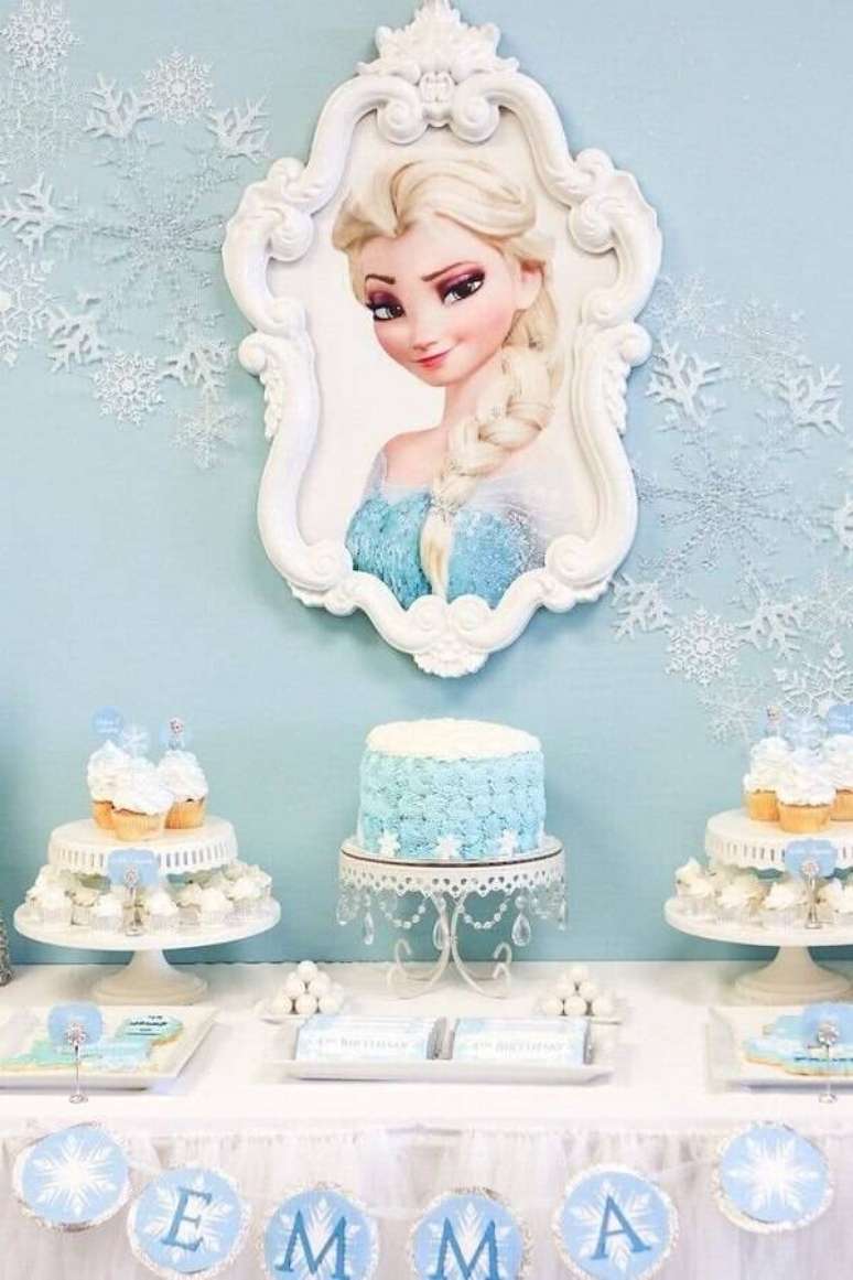 50. Mesa de aniversário com decoração clean com bolo da Frozen simples azul e branco com acabamento em chantilly – Foto: A Minha Festinha