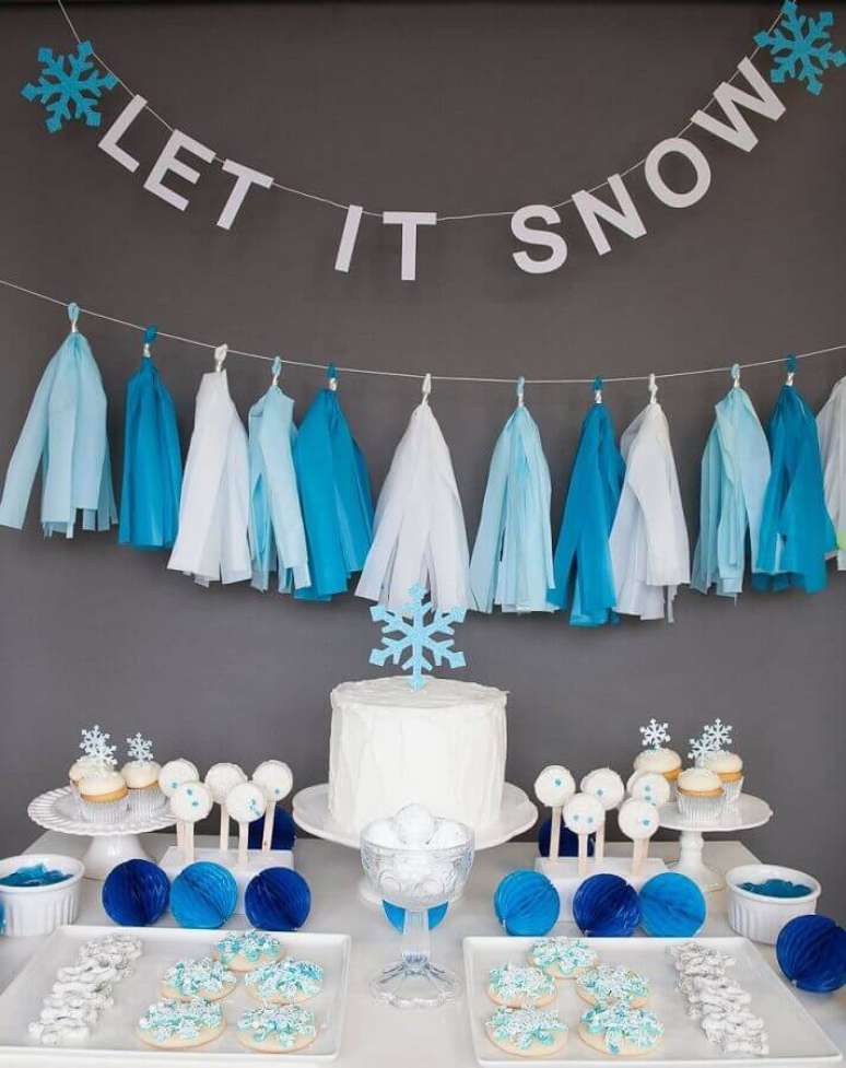 52. Mesa de aniversário decorada com bolo da Frozen simples – Foto: Assetproject