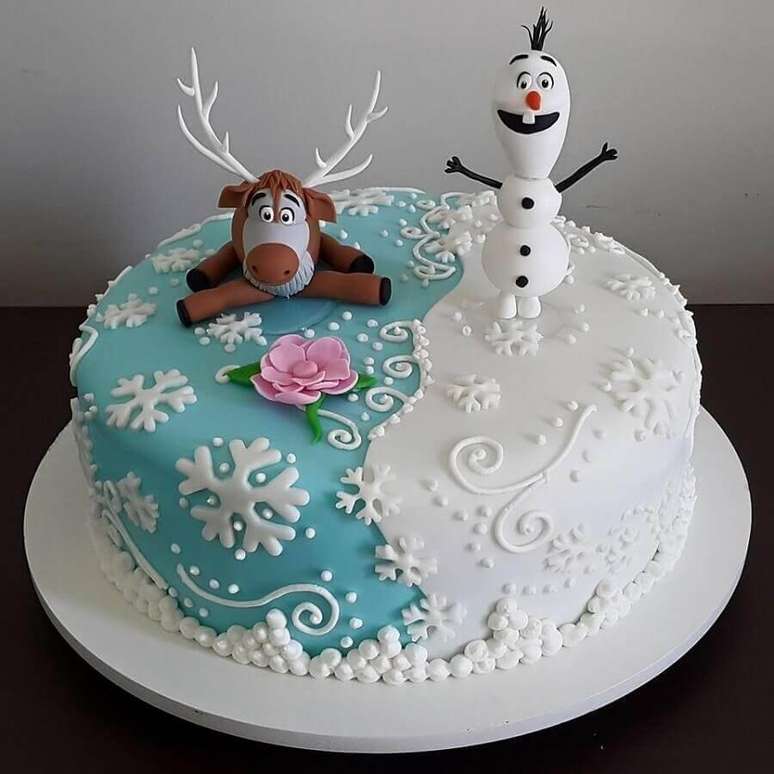 53. Modelo de bolo da Frozen com bonequinhos no topo e detalhes em flocos de neve – Foto: Pinterest