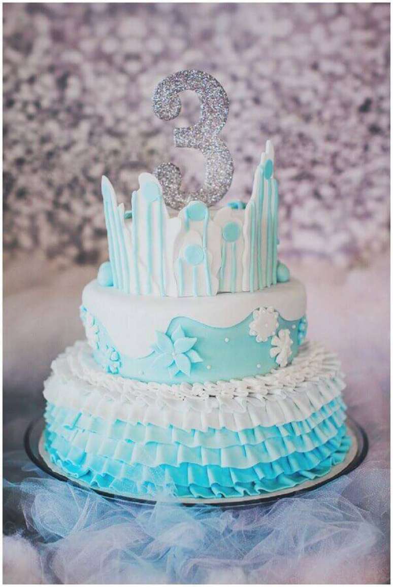 54. Bolo de aniversário da Frozen dois andares azul e branco – Foto: Kara’s Party Ideas