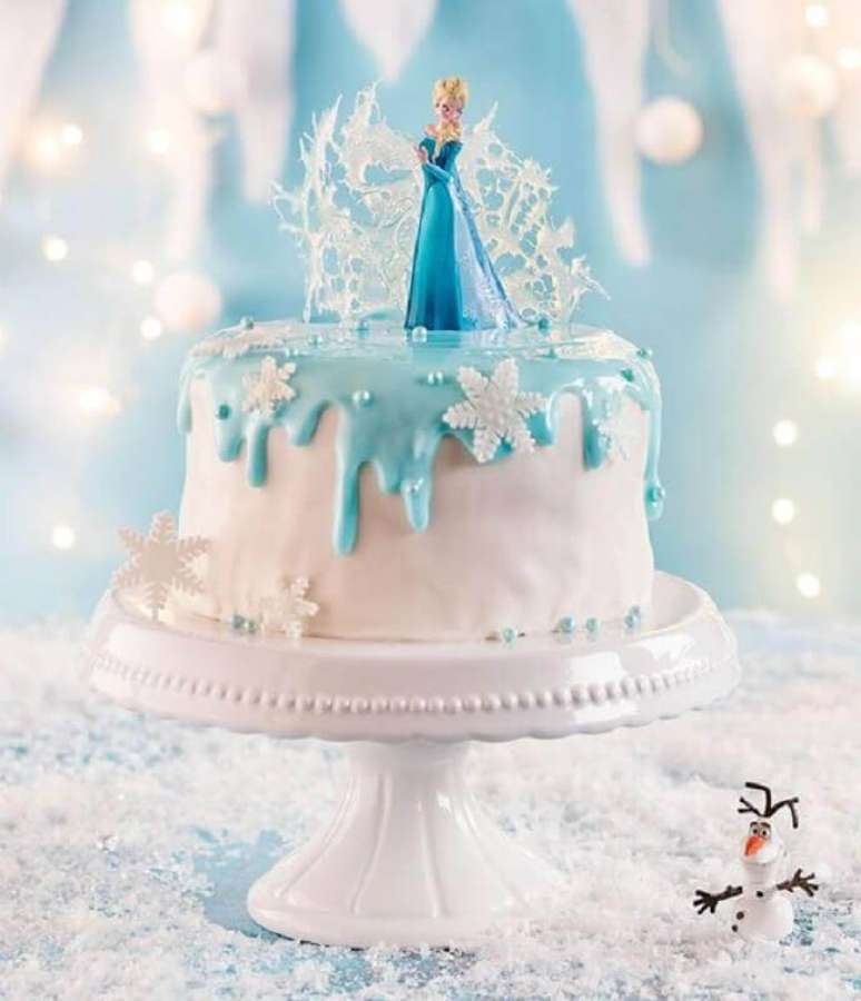 56. Elsa para topo de bolo da Frozen simples com detalhes em flocos de neve – Foto: Pinterest