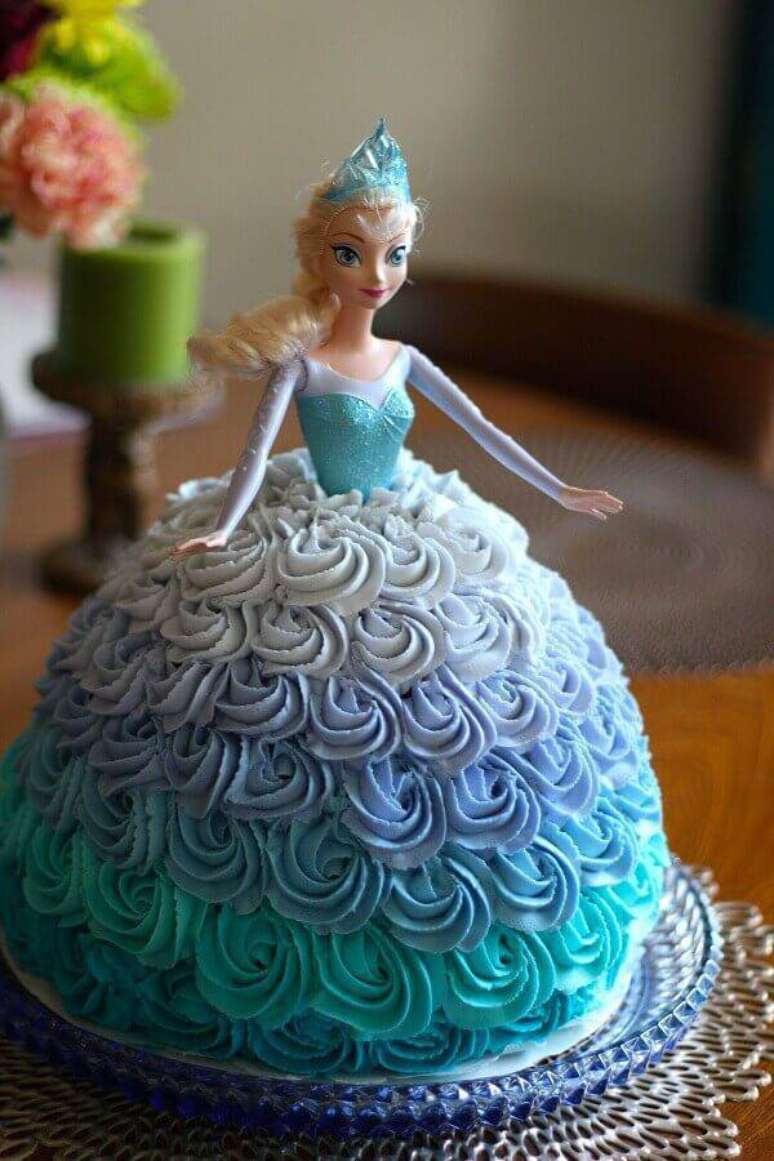 57. Modelo diferente de bolo da Frozen de chantilly como saia do vestido da Elsa – Foto: HappyShappy