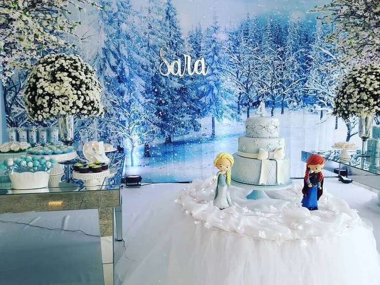 59. Festa de aniversário decorada com bolo da Frozen 3 andares – Foto: Ateliê da Clari