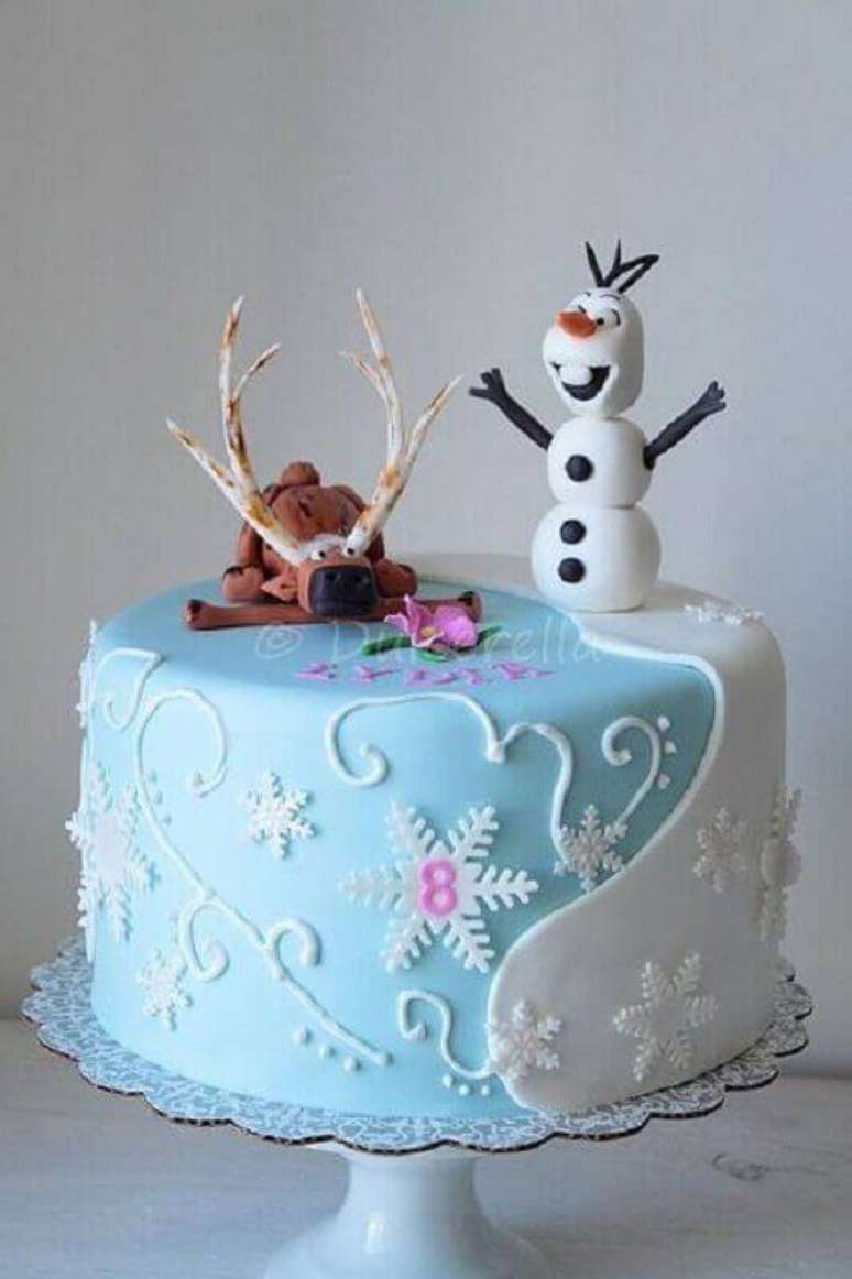 60. Decoração para bolo da Frozen simples com pasta americana e bonequinhos no topo – Foto: Bagagem de Mãe