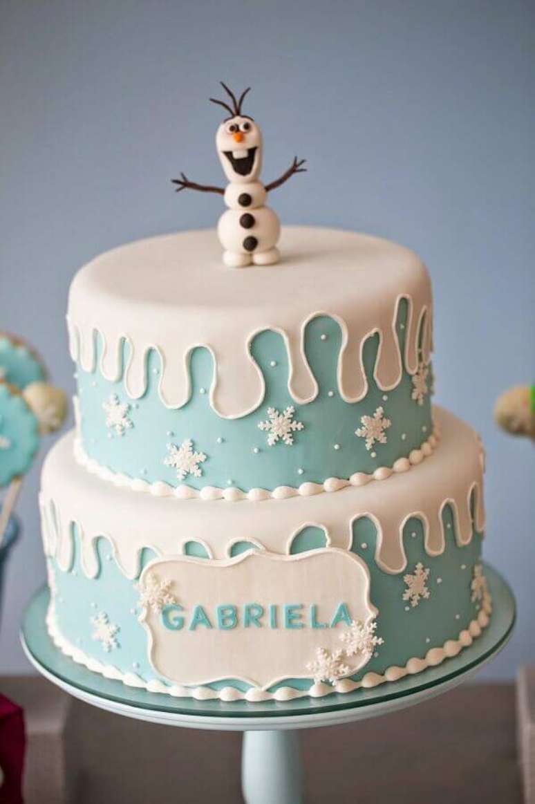 61. Olaf como topo de bolo da Frozen dois andares decorado com pasta americana – Foto: Festas.Biz