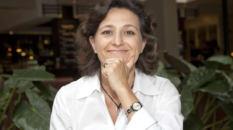 Nutricionista francesa radicada no Brasil, Sophie Deram faz ressalvas quanto &agrave;s dietas restritivas: "fazendo dieta, a gente vai contra a nossa programa&ccedil;&atilde;o celular"