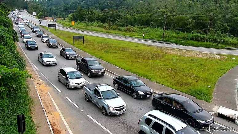 Congestionamento na Mogi-Bertioga para o litoral.