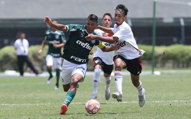 Estimular ponta a driblar como Gabriel Veron está na cartilha da base do Palmeiras (Agência Palmeiras/Divulgação)