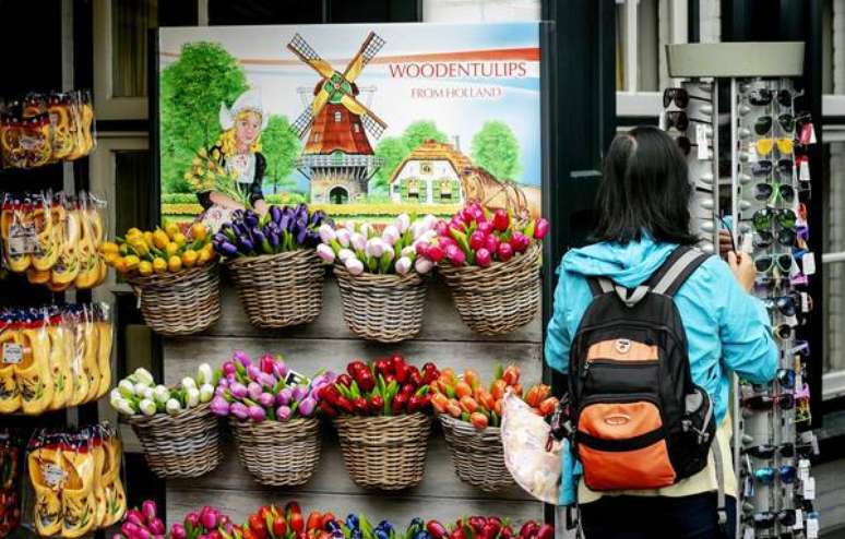 Venda de tulipas em Giethoorn, nos Países Baixos