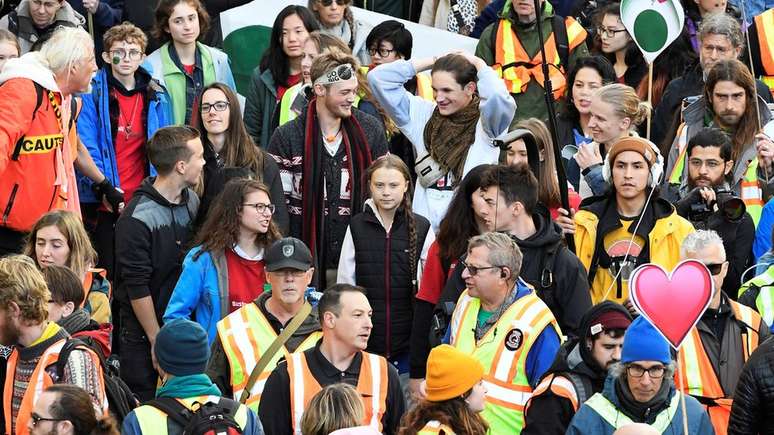 Greta Thunberg (no centro) entre manifestantes em uma greve pelo clima em Vancouver, no Canadá, em outubro