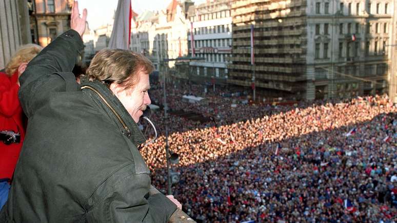 Vaclav Havel acena para multidão na praça Wenceslas, em Praga, em 10 de dezembro de 1989