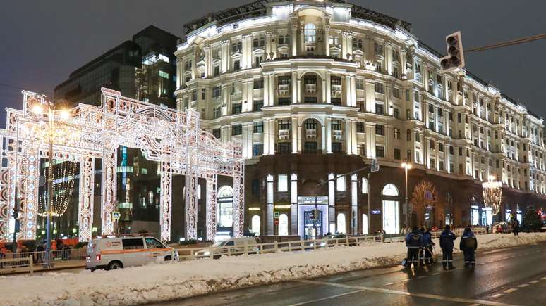Carpete de neve artificial despejada na avenida Tverskaya, Moscou