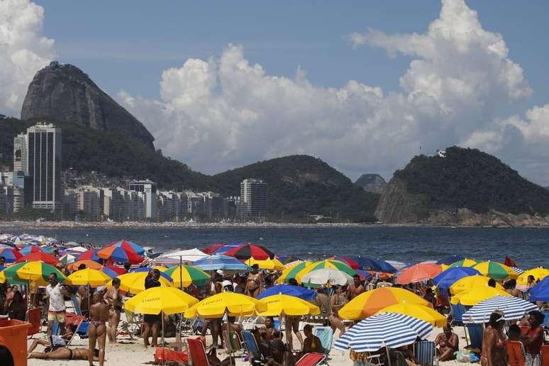 Os preparativos para o réveillon na praia de Copacabana, na zona sul do Rio 