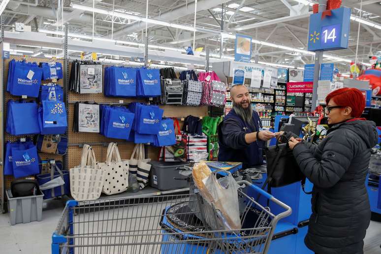 Consumidora em unidade do Walmart em Chicago, EUA 
27/11/2019
REUTERS/Kamil Krzaczynski
