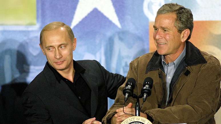 O presidente americano George W. Bush convidou Putin para uma visita de Estado em 2001. Os dois visitaram o estado natal de Bush, o Texas, durante a viagem
