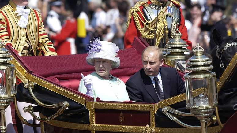 E a rainha Elizabeth 2&ordf; convidou Putin para uma visita de Estado em 2003 - a primeira de um l&iacute;der russo desde 1874