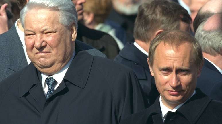 Boris Yeltsin e Vladimir Putin durante evento em 2000