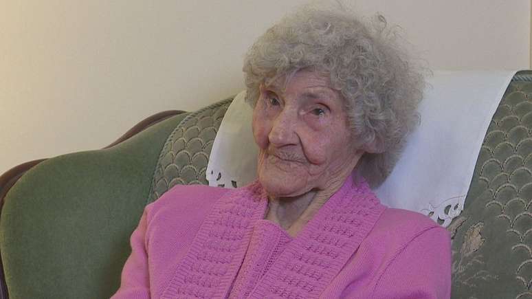 Emily Brown, hoje com 95 anos, diz que foi salva por um bombeiro que quebrou uma das janelas do auditório