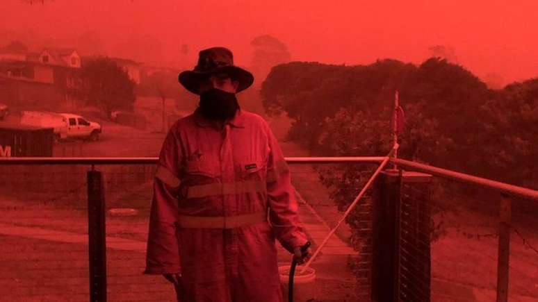 Muita gente cobriu o rosto para se proteger da fuma&ccedil;a