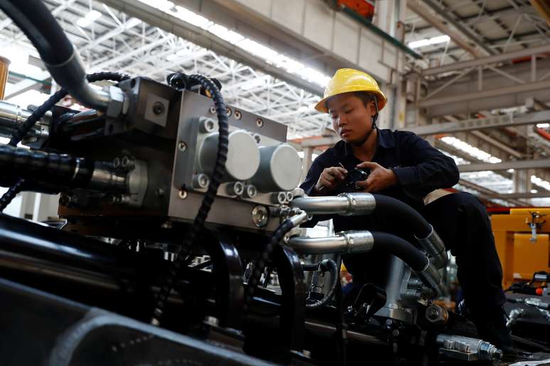 Funcionário em fábrica da Sany Heavy Industry Co., província de Hunan, China. 19/10/2019. REUTERS/Thomas Peter
