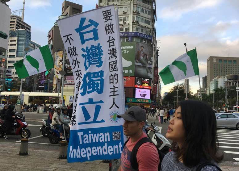 Pessoas passam por uma bandeira em apoio à independência de Taiwan no distrito comercial de Ximending em Taipé, Taiwan. 14/12/2019. REUTERS/Ben Blanchard