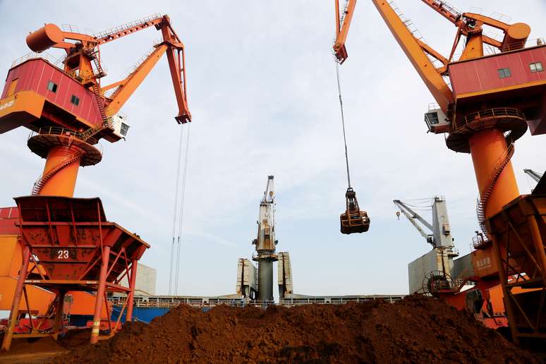 Guindastes descarregam minério de ferro importado de um navio de carga em um porto em Lianyungang, província de Jiangsu, China. 27/10/2019. REUTERS/Stringer