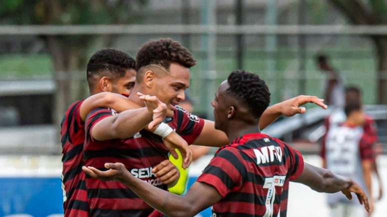 Rodrigo Muniz e Yuri César, à direita, se abraçam: dupla brilhou no Sub-20 neste ano (Foto: Marcelo Cortes/Flamengo)