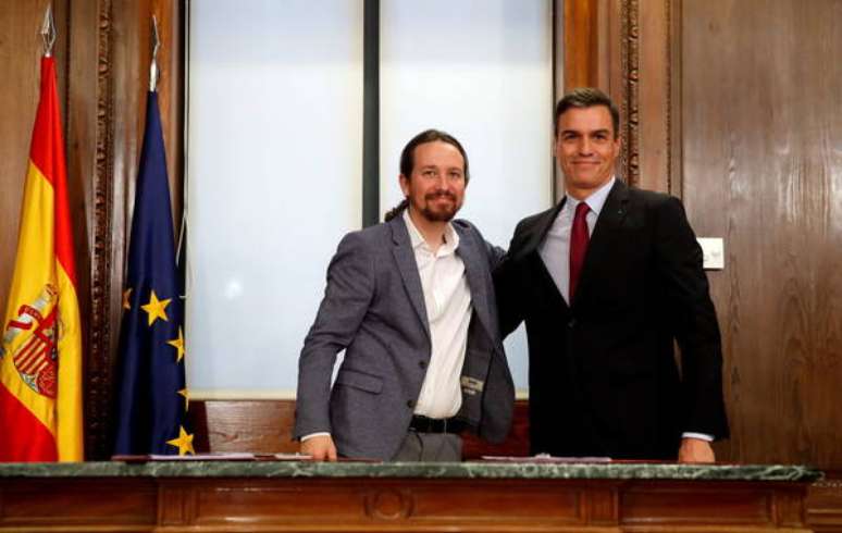 Pablo Iglesias e Pedro Sánchez assinam acordo de governo na Espanha
