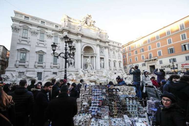 Comércio ambulante na Fontana di Trevi, no centro de Roma