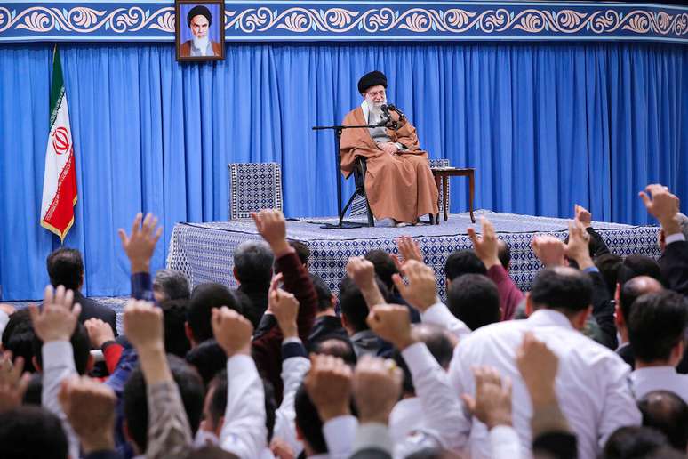 O líder supremo do Irã, aiatolá Ali Khamenei, discursa durante uma reunião em Teerã, no Irã. 01/01/2020. Site oficial de Khamenei/Via REUTERS