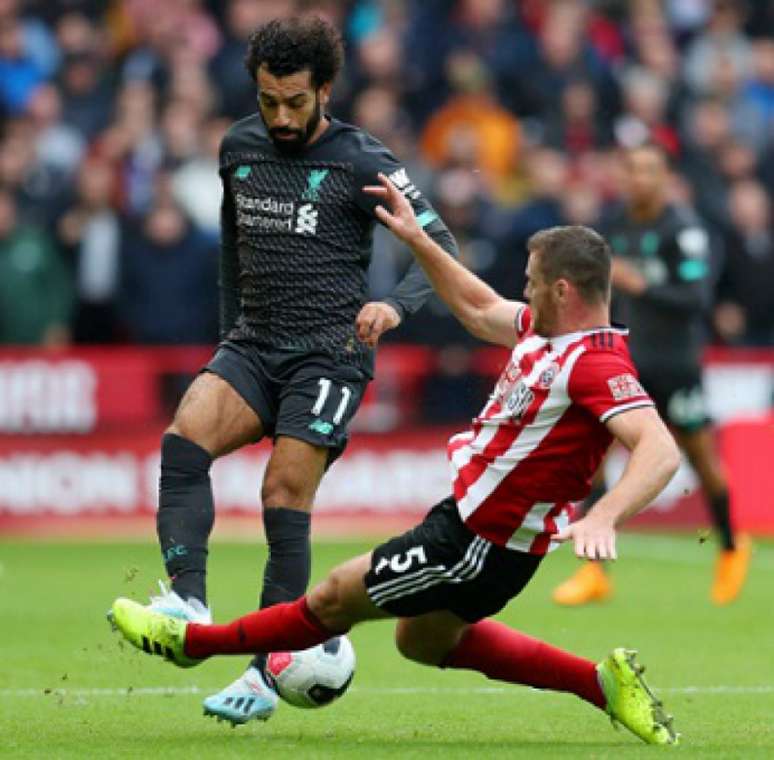 Salah e Jack O'Connell disputam a bola. Liverpool venceu por 1 a 0 no primeiro turno (Foto: Reprodução)