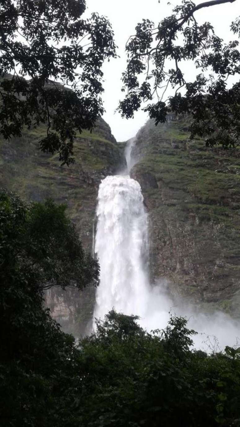 Cachoeira Casca d'Anta, no Parque Nacional da Serra da Canastra, com alta vaz&atilde;o ap&oacute;s chuvas