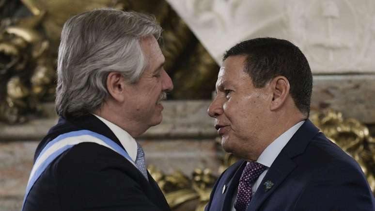 Após cogitar que Brasil fosse representado apenas por embaixador brasileiro, Bolsonaro enviou o vice-presidente, Hamilton Mourão, para a posse de Alberto Fernandez na Argentina