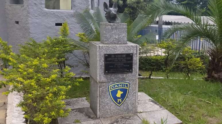 Dick foi homenageado com um busto que hoje decora a entrada do canil da PM paulista...