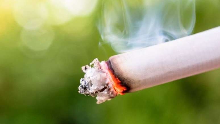 Estudo mostra que fumantes e ex-fumantes relatam mais propensão a sentir dores
