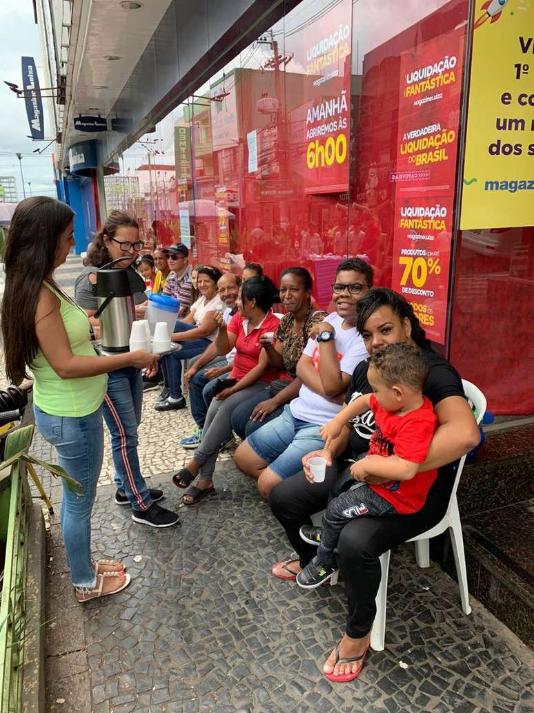 Consumidores formam fila antecipada em Franca, em S&atilde;o Paulo, para comprar durante a liquida&ccedil;&atilde;o do Magazine Luiza