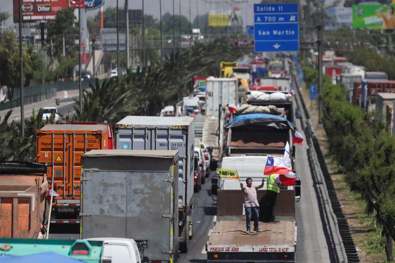Veículos bloqueiam a estrada durante uma manifestação contra cobrança de pedágio, nos arredores de Santiago, Chile. 06/11/2019. REUTERS/Pablo Sanhueza