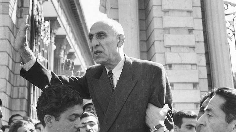 O primeiro-ministro Mohammad Mossadeq foi o primeiro governante eleito democraticamente no Ir&atilde;, mas acabou derrubado num golpe de Estado arquitetado pelos EUA e o Reino Unido