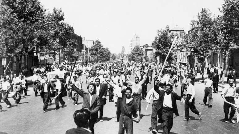 Partidários da monarquia do xá Mohamed Reza Pahlevi em manifestação nas ruas de Teerã em 1953