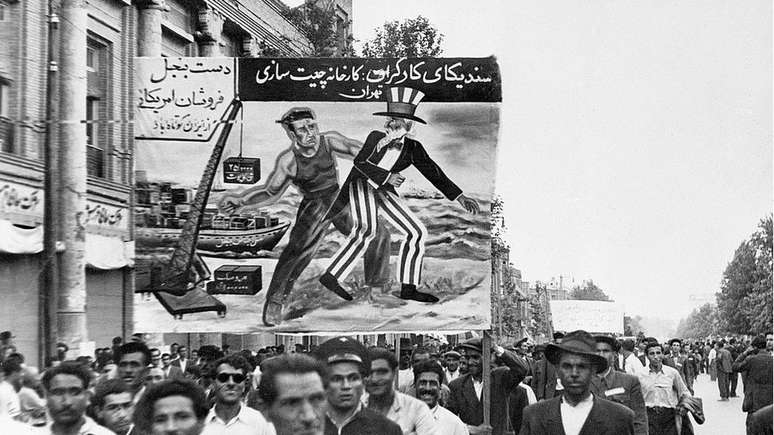 O partido comunista iraniano Tudeh teve papel importante ao exigir a nacionalização do petróleo durante o governo de Mossadeq