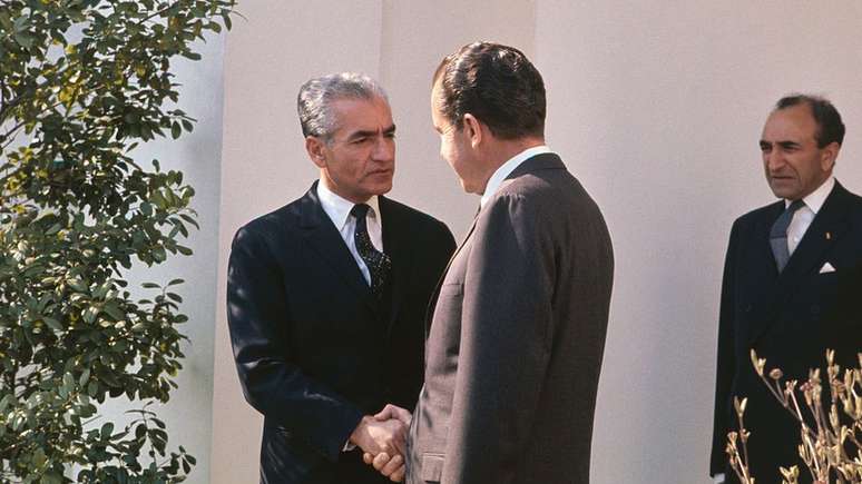 O x&aacute; da p&eacute;rsia Mohamed Reza Pahlevi visitou v&aacute;rias vezes os Estados Unidos durante o per&iacute;odo em que esteve no poder. Na foto, ele cumprimenta o presidente Richard Nixcon