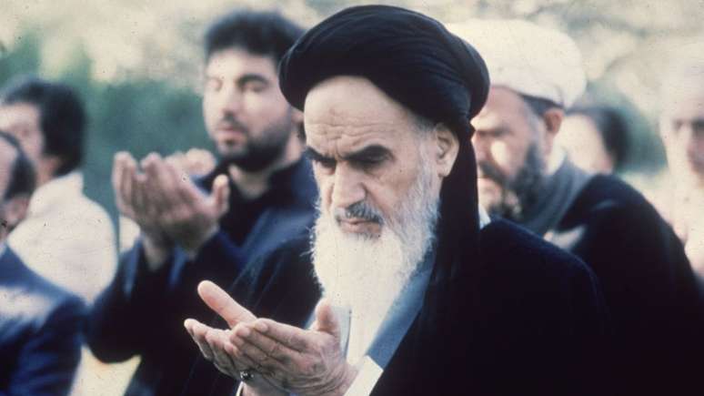 O aiatol&aacute; Khomeini se tornou o mais duro cr&iacute;tico das interfer&ecirc;ncias dos EUA nos assuntos internos do Ir&atilde;