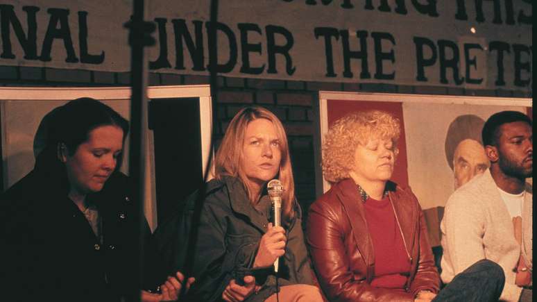 Diplomatas americanos e cidad&atilde;os dos EUA que estavam na embaixada do pa&iacute;s em Teer&atilde; foram mantidos ref&eacute;ns por mais de um ano, a partir de 4 de novembro de 1979, quando um grupo de estudantes iranianos invadiu o edificio