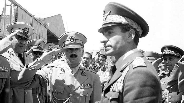 O golpe de Estado orquestrado pelos governos britânico e americano trouxe a monarquia de volta ao poder no Irã, com a ascensão do xá Mohamed Reza Pahlevi