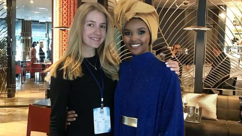 Halima Aden contou sua hist&oacute;ria &agrave; jornalista da BBC e ex-modelo Alina Isachenka