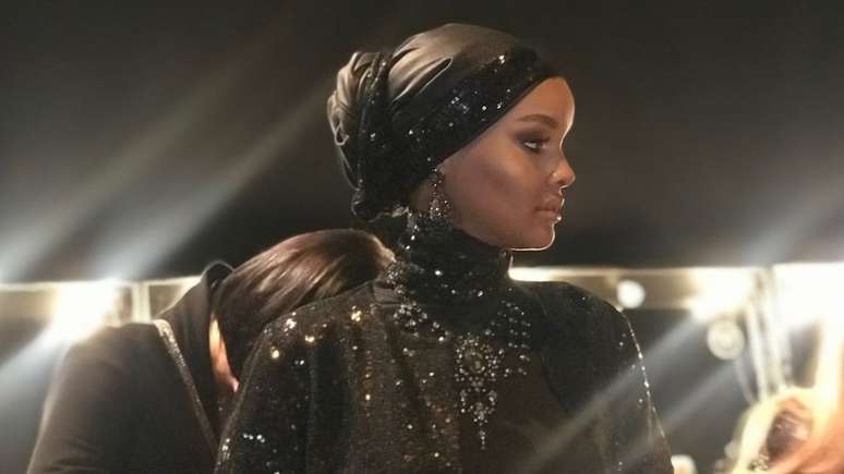 Halima Aden se tornou a face da chamada 'moda modesta', tend&ecirc;ncia da ind&uacute;stria da moda de cobrir cada vez mais o corpo