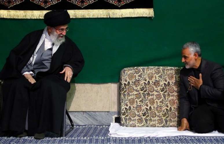 Soleimani (dir.) era considerado próximo do líder supremo do Irã, aiatolá Ali Khamenei