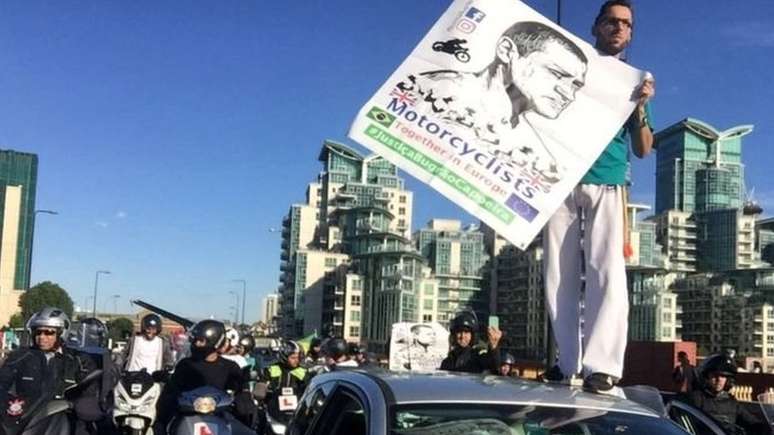 Brasileiros fizeram manifesta&ccedil;&atilde;o pedindo justi&ccedil;a pela morte de Iderval da Silva, no ano passado