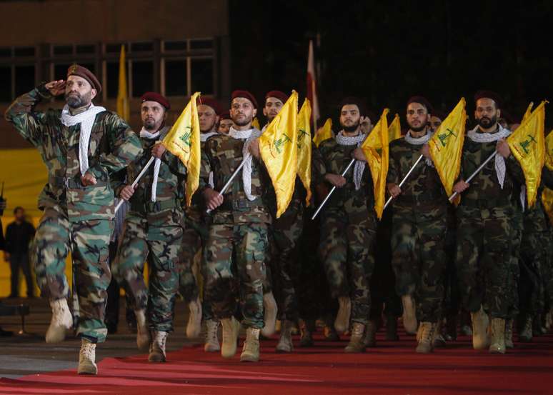 Membros do Hezbollah marcham com bandeiras do partido em Beirute
31/05/2019
REUTERS/Aziz Taher
